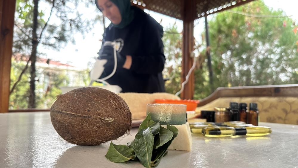 &nbsp;Elazığ merkeze bağlı köyündeki bahçelerinde yetiştirdiği sebze, meyve ve aromatik