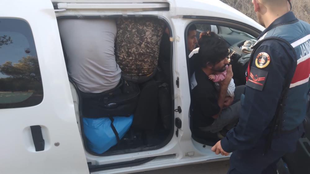 Hepsi bir otomobilden çıktı Çanakkale’nin Ayvacık ilçesinde jandarma tarafından durdurulan 7 kişilik ticari araç