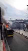 Beykoz’da İETT otobüsünün motor kısmında yangın çıktı. Alev alev yanan