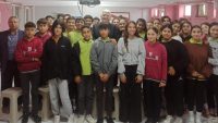 Gazeteci-yazar Önder Balıkçı, Bandırma Şehit Bedir Karabıyık Ortaokulu öğrencilerine gazetecilik