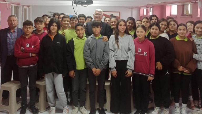 Gazeteci-yazar Önder Balıkçı, Bandırma Şehit Bedir Karabıyık Ortaokulu öğrencilerine gazetecilik