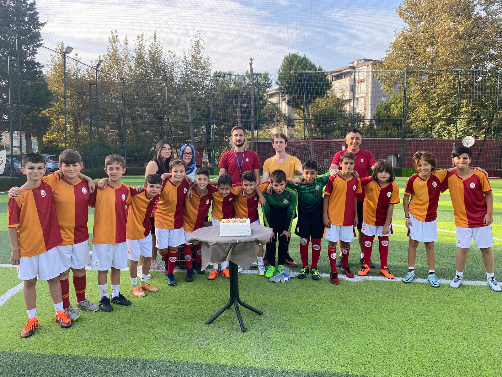 Bandırma’daki Galatasaray Futbol Okulu çatısı altında çocukların sosyal gelişmeleri ve
