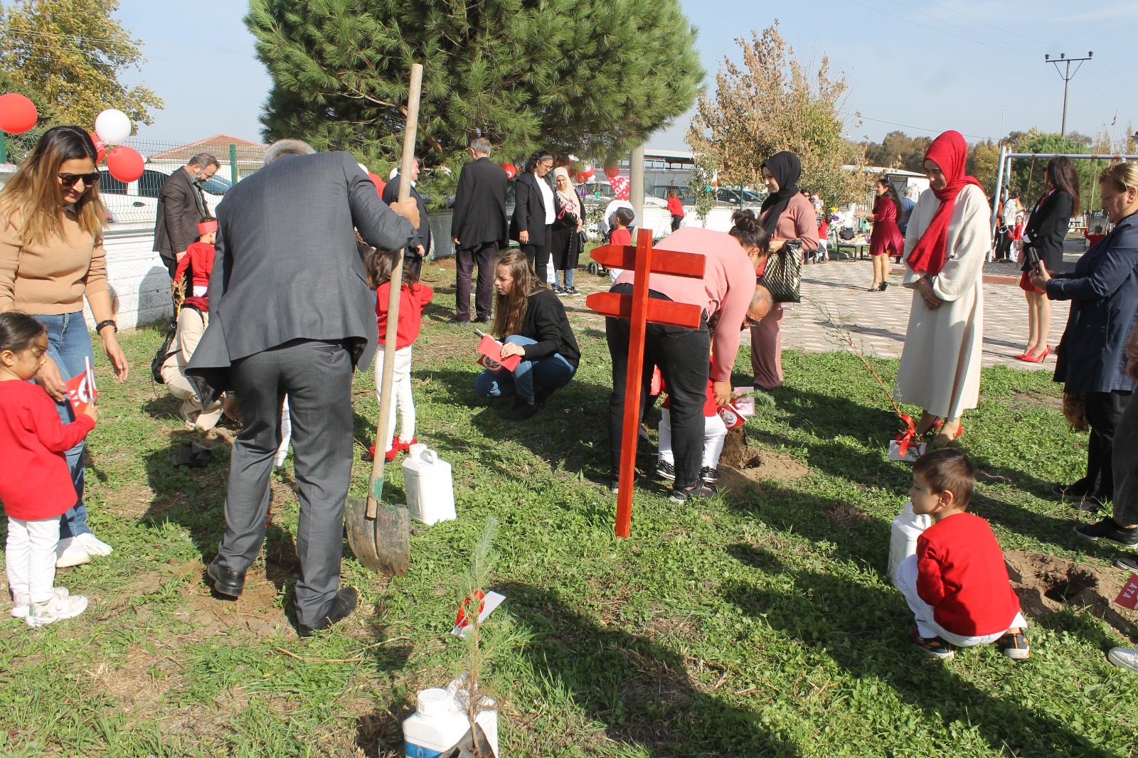 Balıkesir’in Manyas ilçesinde anaokulu öğrencileri Cumhuriyet’in 100. Yılını  okulun bahçesine