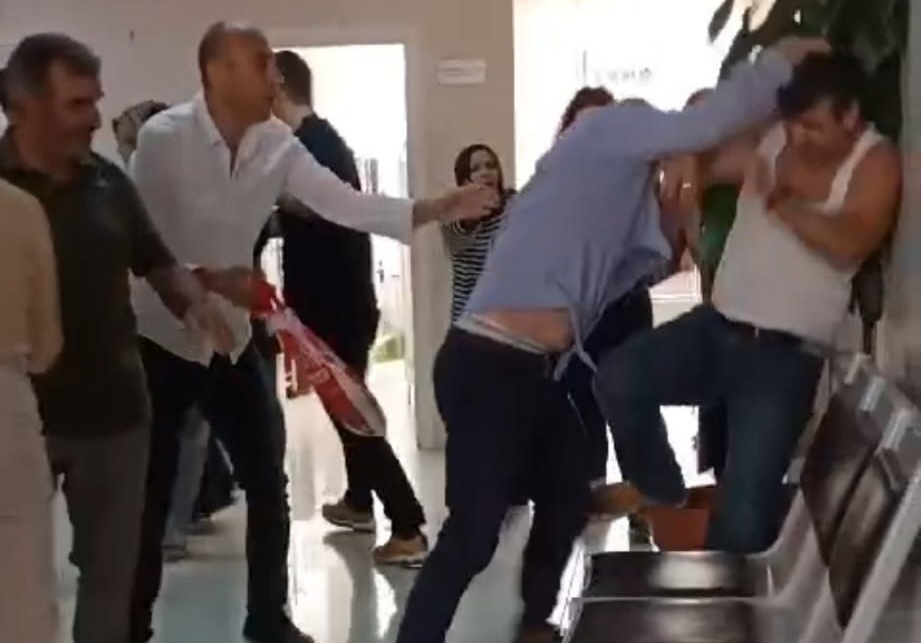 KOCAELİ'DE BİR AİLE SAĞLIĞI MERKEZİNE GELEN HASTANE VE HASTA YAKINLARI,