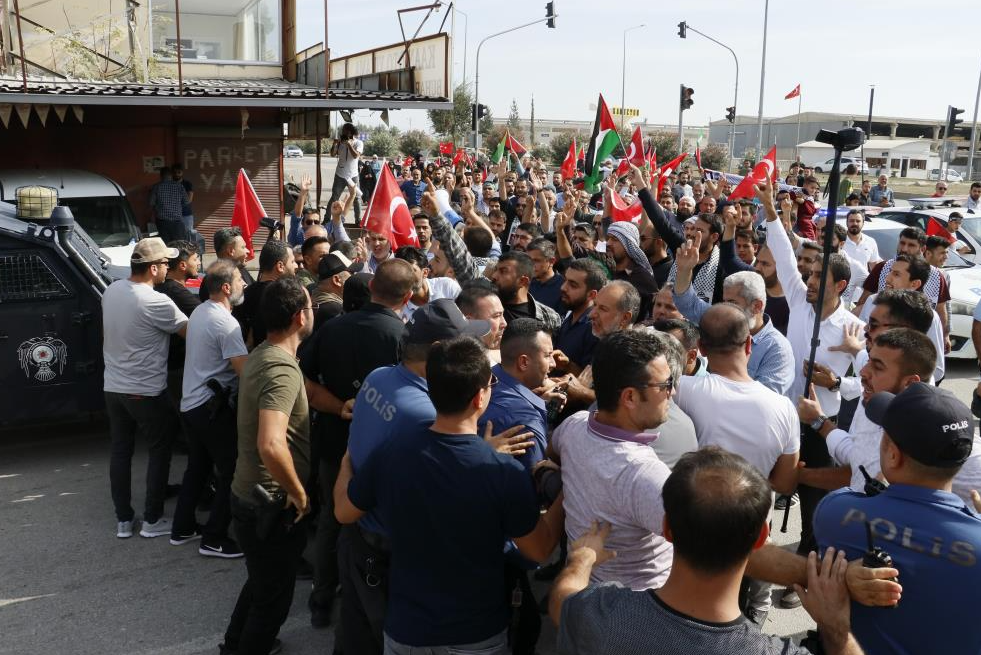 Gaziantep’ten araçlarıyla Adana’ya gelen bir grup, İsrail’i protesto etmek için