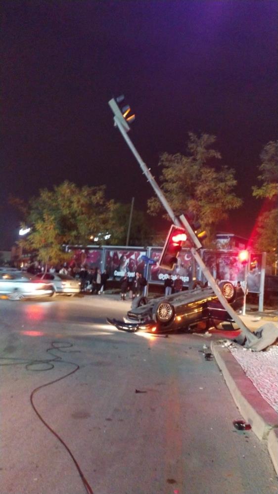 Başkentte trafik kazası; 2 yaralı Ankara’nın Sincan ilçesinde bir otomobilin tek taraflı karıştığı kazada 2