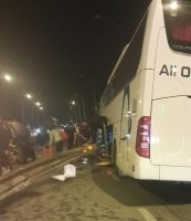 Afyonkarahisar’da kontrolden çıkarak bariyerlere çarpan yolcu otobüsünde 7 kişi hafif