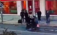 İzmir’in Urla ilçesinde, savurduğu çantasıyla seyir halindeki motosikletin otomobile çarpıp,