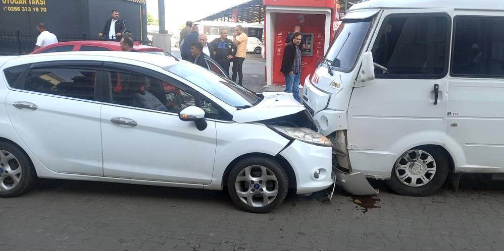 Balıkesir’in Edremit ilçesinde otomobil ve minibüsün çarpışması sonucu meydana gelen
