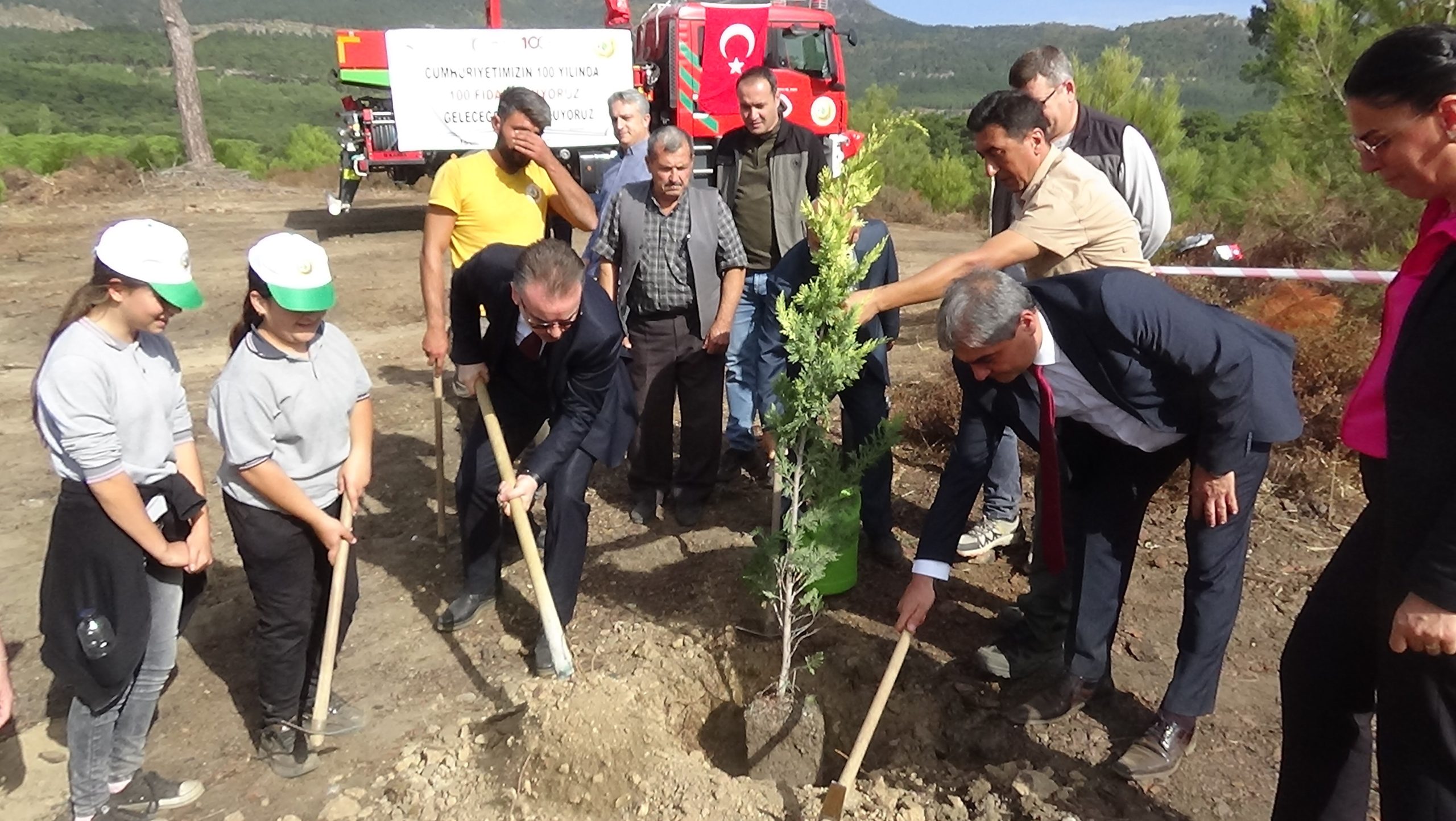 Balıkesir’in Edremit ilçesinde Cumhuriyetin 100 yılına ithafen 100 fidan, Kazdağları’nda