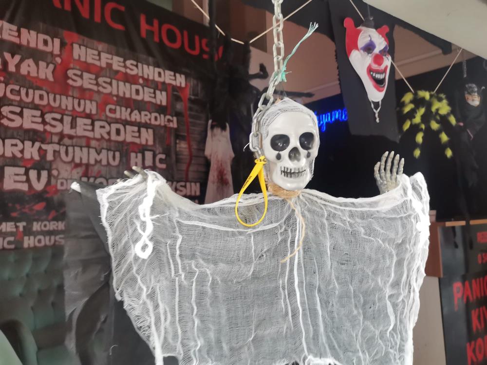 İzmir’in Konak ilçesinde bulunan korku evinde yaşanan ilginç anlar güvenlik