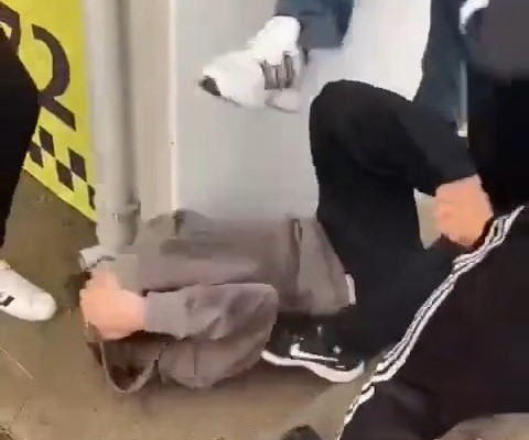 Lise öğrencisini darp edip bıçaklayan şahıslar yakalandı Kocaeli’nin Çayırova ilçesinde kız meselesi sebebiyle lise öğrencisini feci şekilde