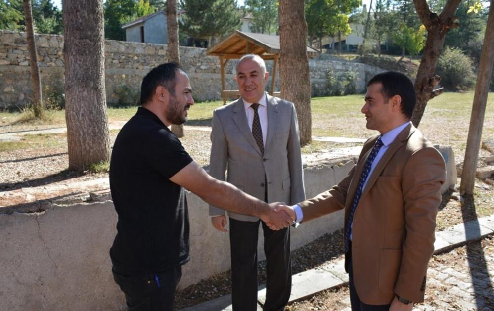Gurbetçiler tarafından Afyonkarahisar’ın Emirdağ ilçesindeki bir okula bağışlanan 19 dizüstü