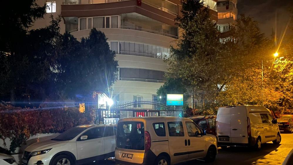 Ankara’da bir kişi abisini öldürdükten sonra intihar etti Ankara’nın Çankaya ilçesinde abisini silahla öldüren kişi intihar etti.Edinilen bilgilere