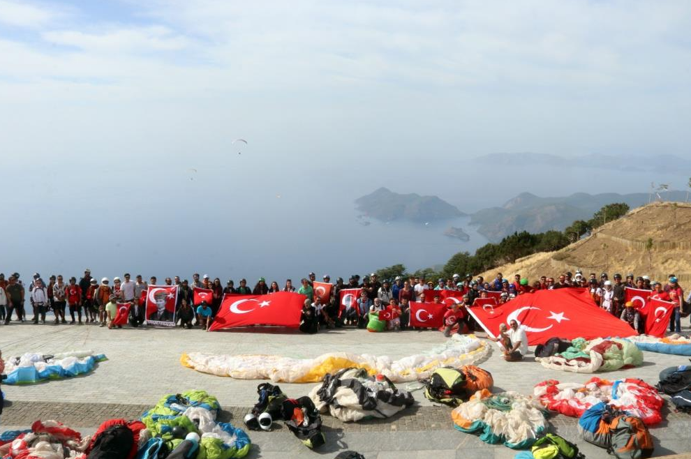 Muğla Fethiye’de Cumhuriyet’in 100. yıl dönümü etkinlikleri çerçevesinde, pilotlar 100