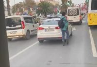 Fatih’te seyir halindeki bir otomobile tutunan gencin yolculuk yaparak canını