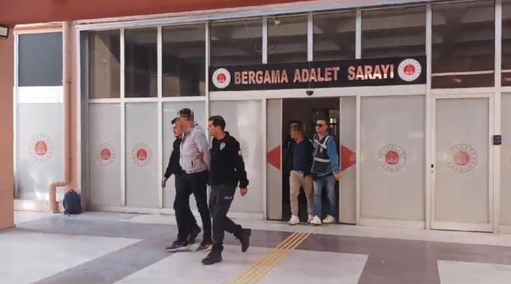 İzmir’in Bergama ilçesinde polis ekiplerini görünce 2 kişinin araç camından