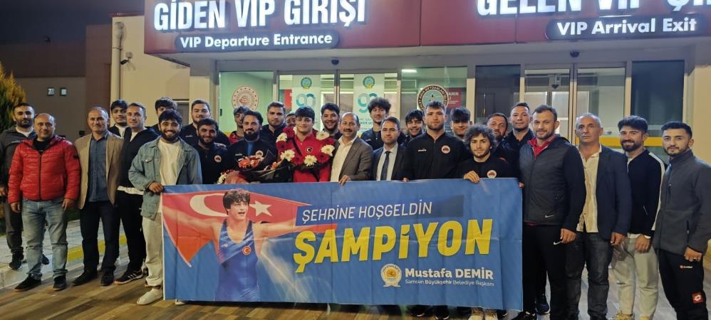 Dünya ikincisi güreşçi çiçeklerle karşılandı 23 Yaş Altı Dünya Güreş Şampiyonası’nda ikinci olan Samsun Büyükşehir