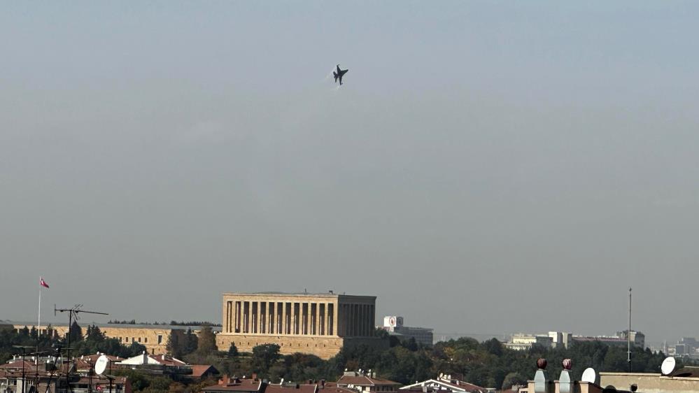 SOLOTÜRK Anıtkabir semalarında Türk havacılığının gururlarından SOLOTÜRK, Cumhuriyet’in 100. yılında Anıtkabir ve başkent