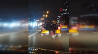 Taksici motosikleti bagaja sığdıramayınca ön tarafını aracın bagajına, arka kısmını