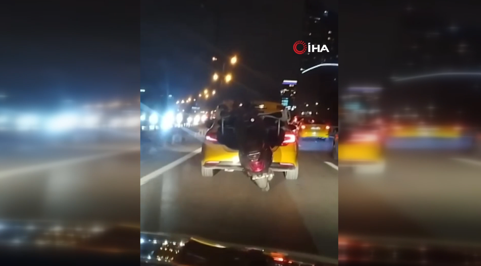Taksici motosikleti bagaja sığdıramayınca ön tarafını aracın bagajına, arka kısmını