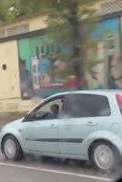 Bursa’da bir otomobil sürücüsü, araç kullanırken küçük çocuğu direksiyon başına