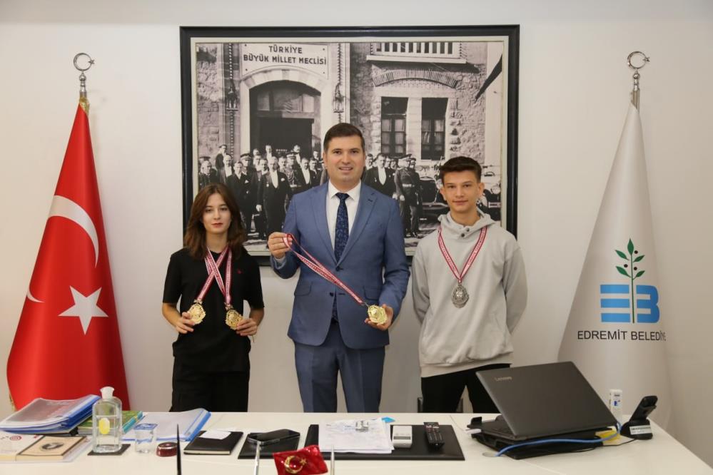 Edremit Belediyesi Taekwondo Spor Kulübü sporcuları Edremit Belediye Başkan Yardımcısı