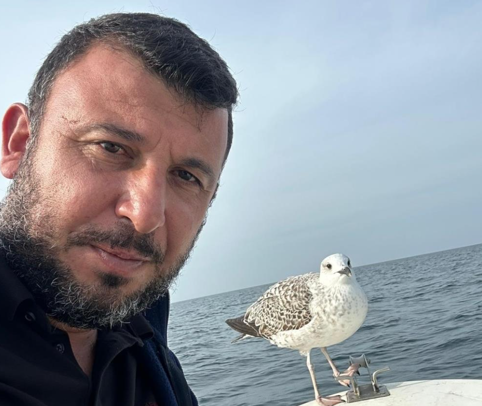 Ordu’nun Ünye ilçesinde denize açılan üç arkadaş, tuttukları balıkları kendilerine