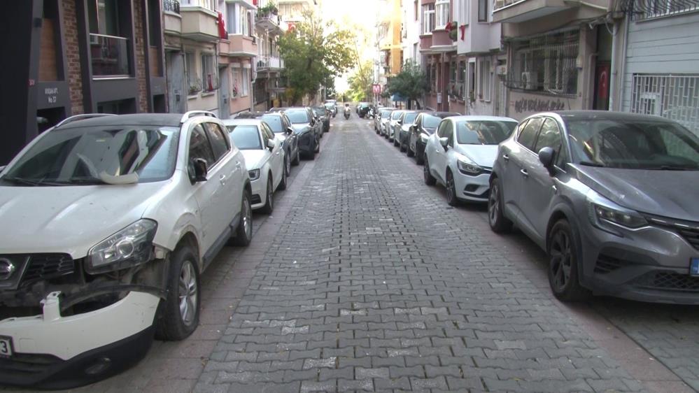 Tır 24 aracı biçip kaçtı Kadıköy’de gece saatlerinde dar bir sokağa giren tır, park halindeki