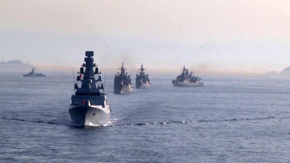 Cumhuriyet’in 100’üncü yılı dolayısıyla Türk donanmasının İstanbul Boğazı’nda 100 gemi