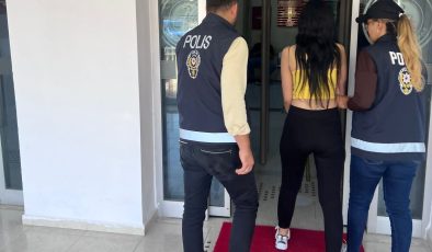 Erkek arkadaşını bıçaklayıp kaçtı