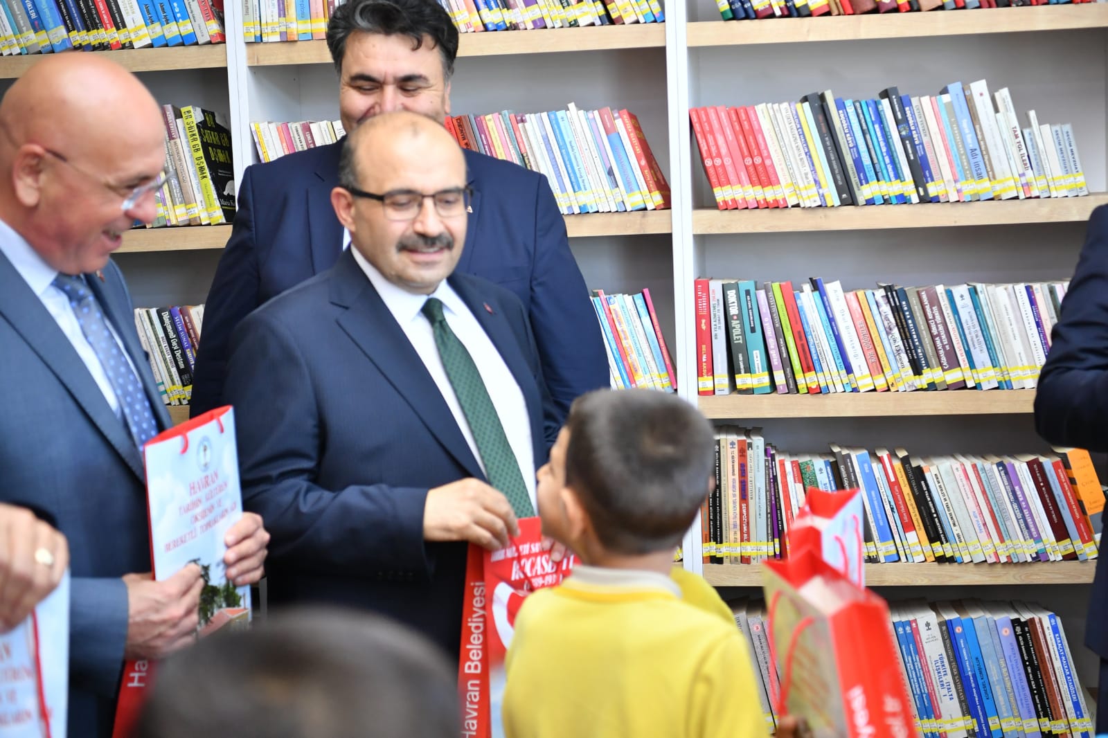 İvrindi ve Havran İlçelerine Yeni Kütüphaneler Açıldı Vali İsmail Ustaoğlu çalışmaları yerinde incelemek üzere gerçekleştirdiği ziyaretler kapsamındaki