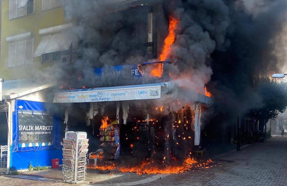 Erdek’te bir restaurantta meydana gelen baca yangını korku dolu anlar