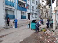 Bandırma Belediyesi Temizlik İşleri Müdürlüğü, şehrin sokaklarını temizliyor. Cadde ve