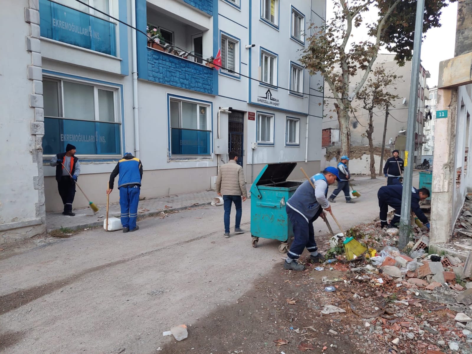 Bandırma Belediyesi Temizlik İşleri Müdürlüğü, şehrin sokaklarını temizliyor. Cadde ve
