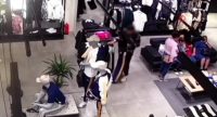 Maltepe&rsquo;de bir AVM&rsquo;de bulunan iki farklı mağazadan &uuml;r&uuml;n &ccedil;alan iki
