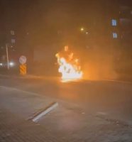 Bursa’da seyir halindeki otomobil bir anda alevlere teslim oldu. İtfaiye