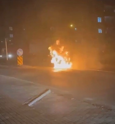 Bursa’da seyir halindeki otomobil alev alev yandı Bursa’da seyir halindeki otomobil bir anda alevlere teslim oldu. İtfaiye