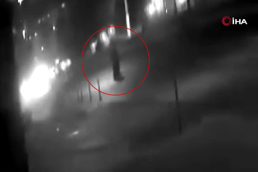 Gaziosmanpaşa’da yolun karşısına geçmeye çalışan kadın, otomobilin çarpması sonucu kaldırıldığı