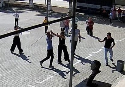 Adana’da öğretmenlere saldırı ADANA’DA BİR KİŞİ, KIZ KARDEŞİNİ SINIFTAN ZORLA ALMAYA ÇALIŞTIĞI SIRADA