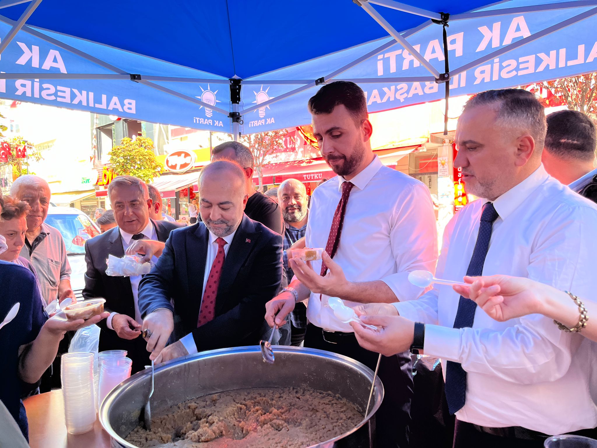 Cumhuriyet’in 100. yılı kapsamında AK Parti Bandırma İlçe Başkanlığı helva