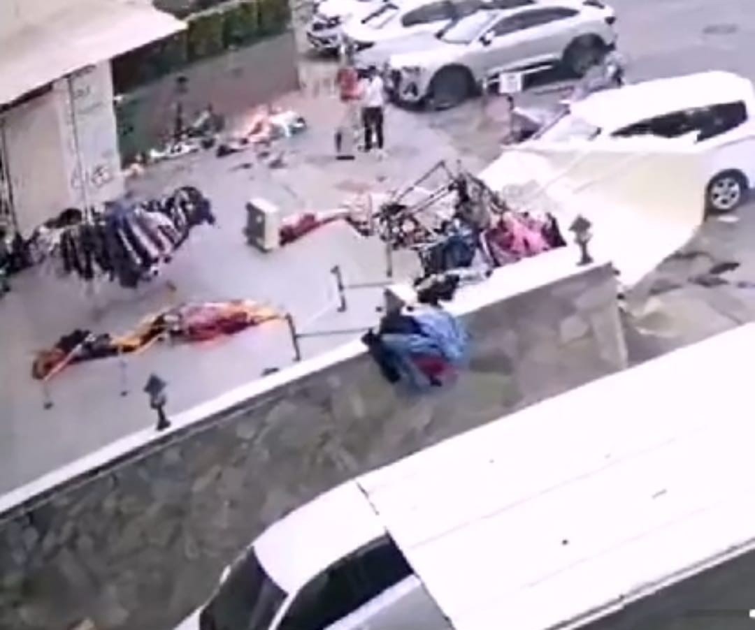Alanya’da hortum, butik dükkanının önünü savaş alanına çevirdi ANTALYA’NIN ALANYA İLÇESİNDE ÇIKAN ŞİDDETLİ RÜZGÂR, BİR BUTİK İŞLETMESİNİN ÖNÜNÜ