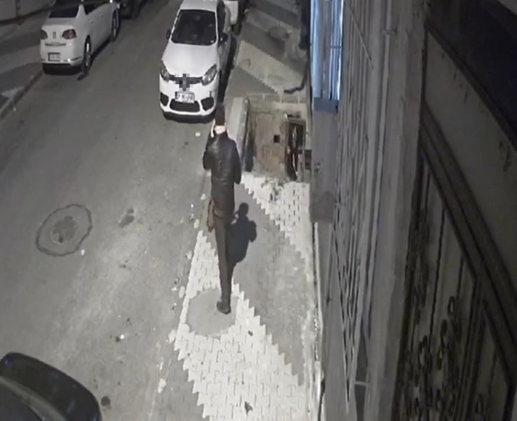 Alkollü fazla kaçırdı duvara çarptı, çukura düştü ama yılmadı ARNAVUTKÖY’DE ALKOLLÜ OLDUĞU İDDİA EDİLEN ADAM AYAKTA DURMAKTA ZORLANINCA ORTAYA