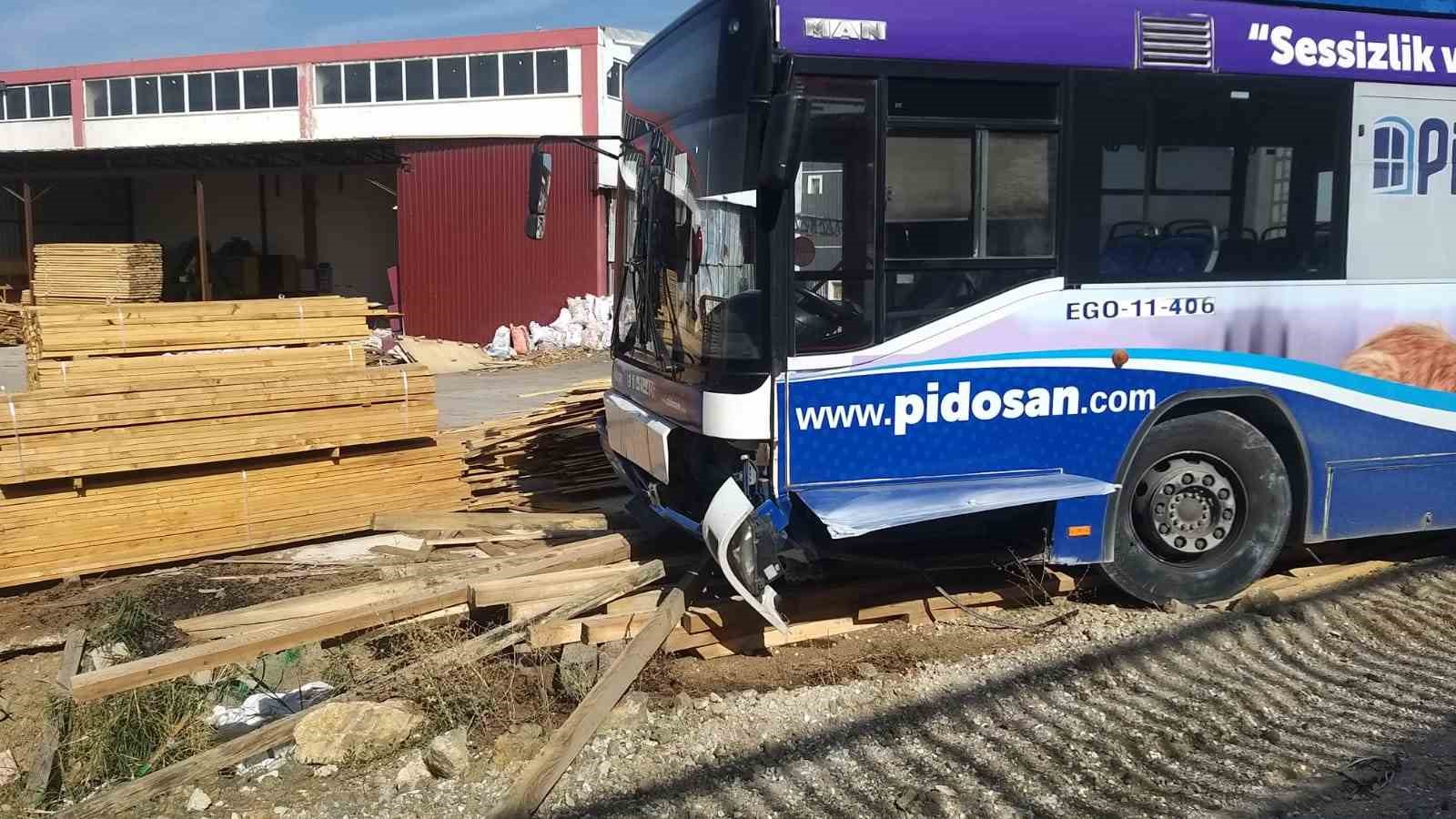 ANKARA’DA BELEDİYE OTOBÜSÜ İLE OTOMOBİLİN ÇARPIŞMASI SONUCU MEYDANA GELEN KAZADA