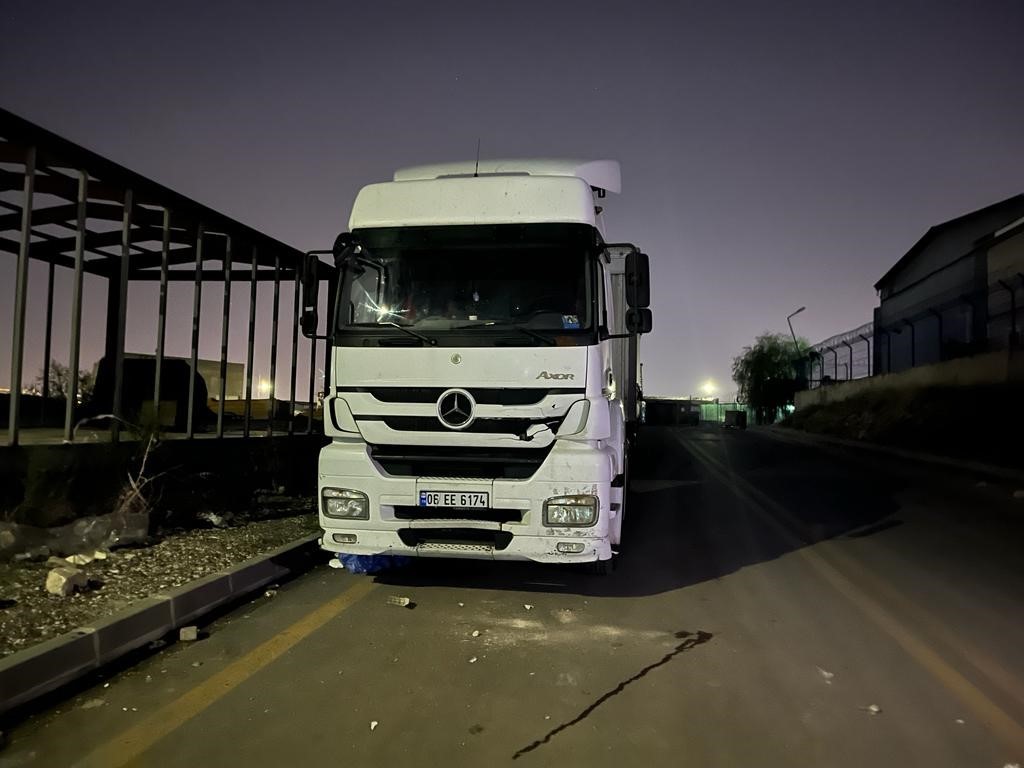 Ankara’da bir kişi tır ve dorse arasına sıkışarak hayatını kaybetti ANKARA’NIN OSTİM MAHALLESİNDE BİR KİŞİ TIR VE DORSE ARASINA SIKIŞARAK