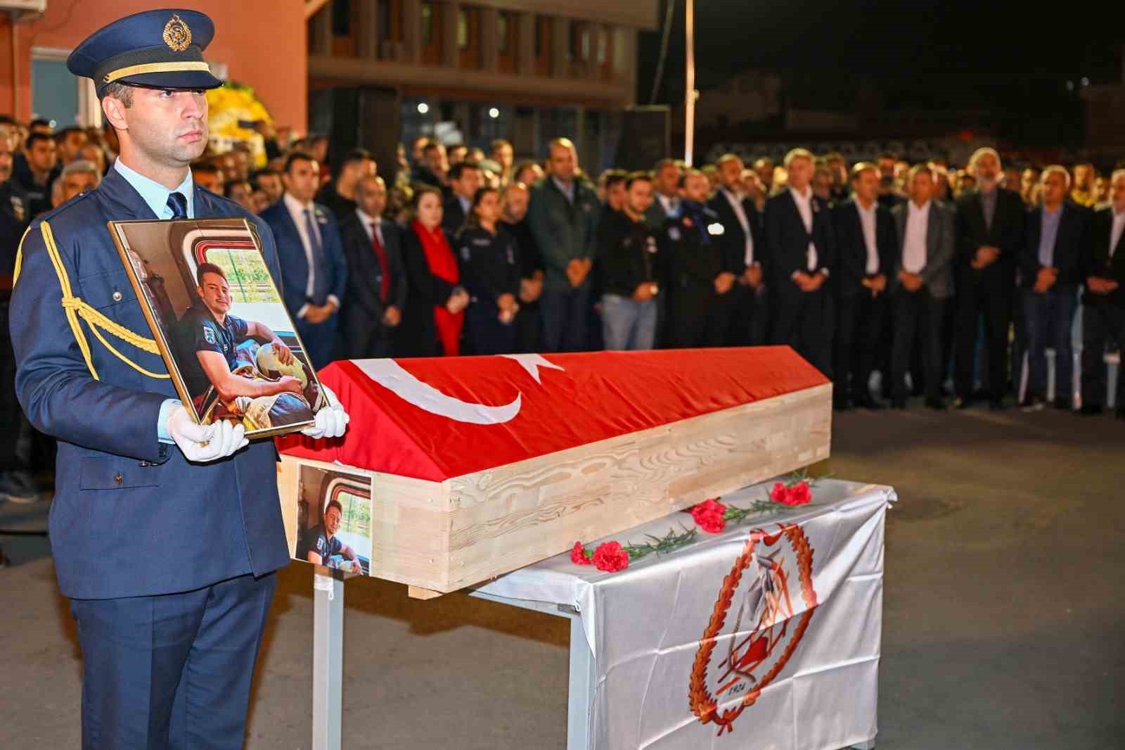 Ankara’da yangında şehit olan itfaiye eri için resmi cenaze töreni düzenlendi ANKARA’DA BİR APARTMAN DAİRESİNDE ÇIKAN YANGINA MÜDAHALE ETTİĞİ SIRADA DUMANDAN