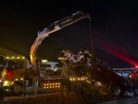 Milas-Bodrum karayolunda meydana gelen kazada 2 kişi yaralandı. Kazada metal yığınına dönen araçtan sağ olarak çıkarılan
