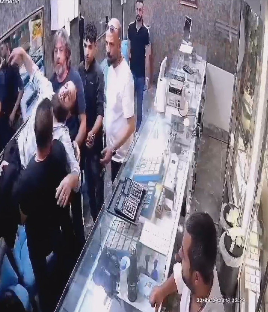 Arıyı kurtarmak isterken az kalsın canından oluyordu İZMİR’İN KONAK İLÇESİNDE, ŞERBET İÇERİSİNE DÜŞEN ARIYI KURTARMAK İSTEYEN ESNAF,