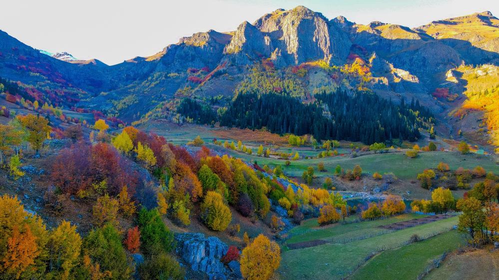‘Sakin Şehir’ Şavşat’ta Sonbahar’ın renkleri kendini gösterdi Artvin’in ‘Sakin Şehir’ ünvanlı ilçesi Şavşat sonbahar renklerine bürününce eşsiz