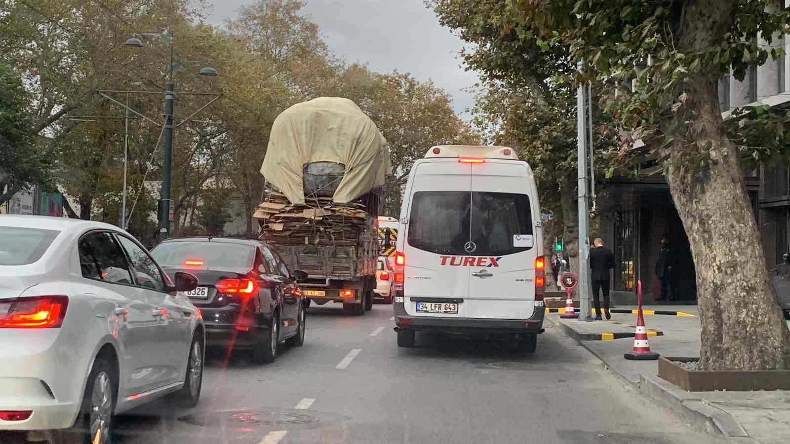 BEŞİKTAŞ'TA KAPASİTESİNİN ÜZERİNDE YÜKLENEN KAMYONUN TEHLİKELİ YOLCULUĞU ŞAŞKINA ÇEVİRDİ. AŞIRI